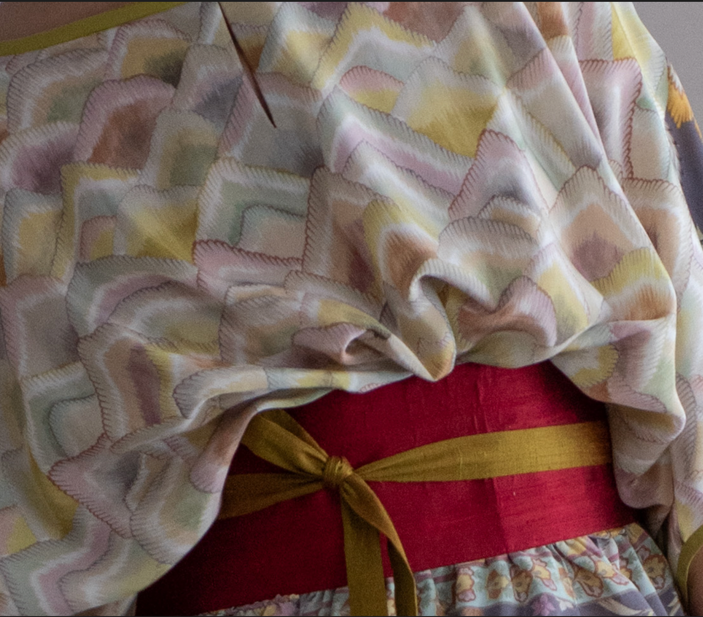 Vestido Amalfi seda floral cinza