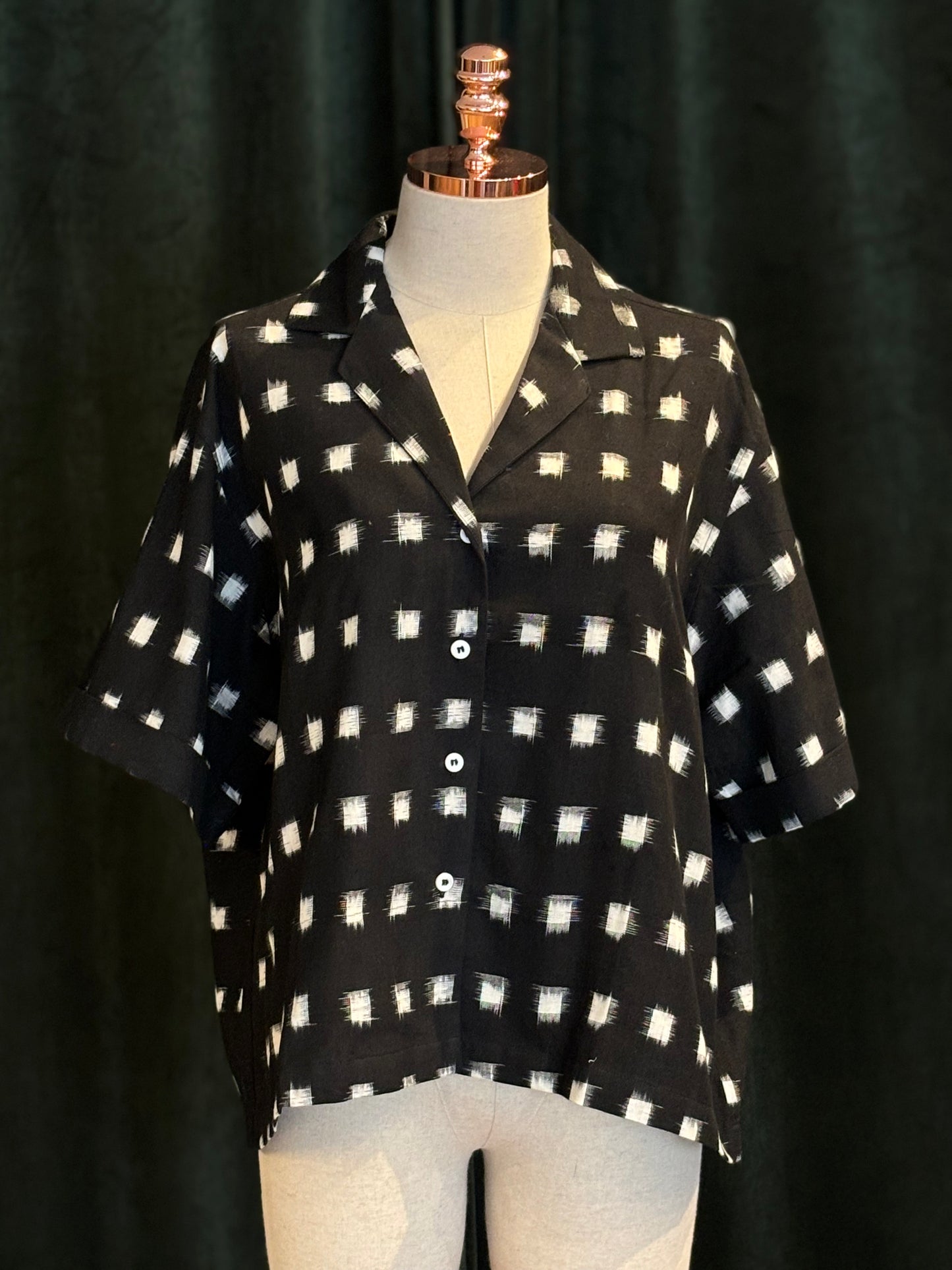 Camisa IKAT Cropped preta