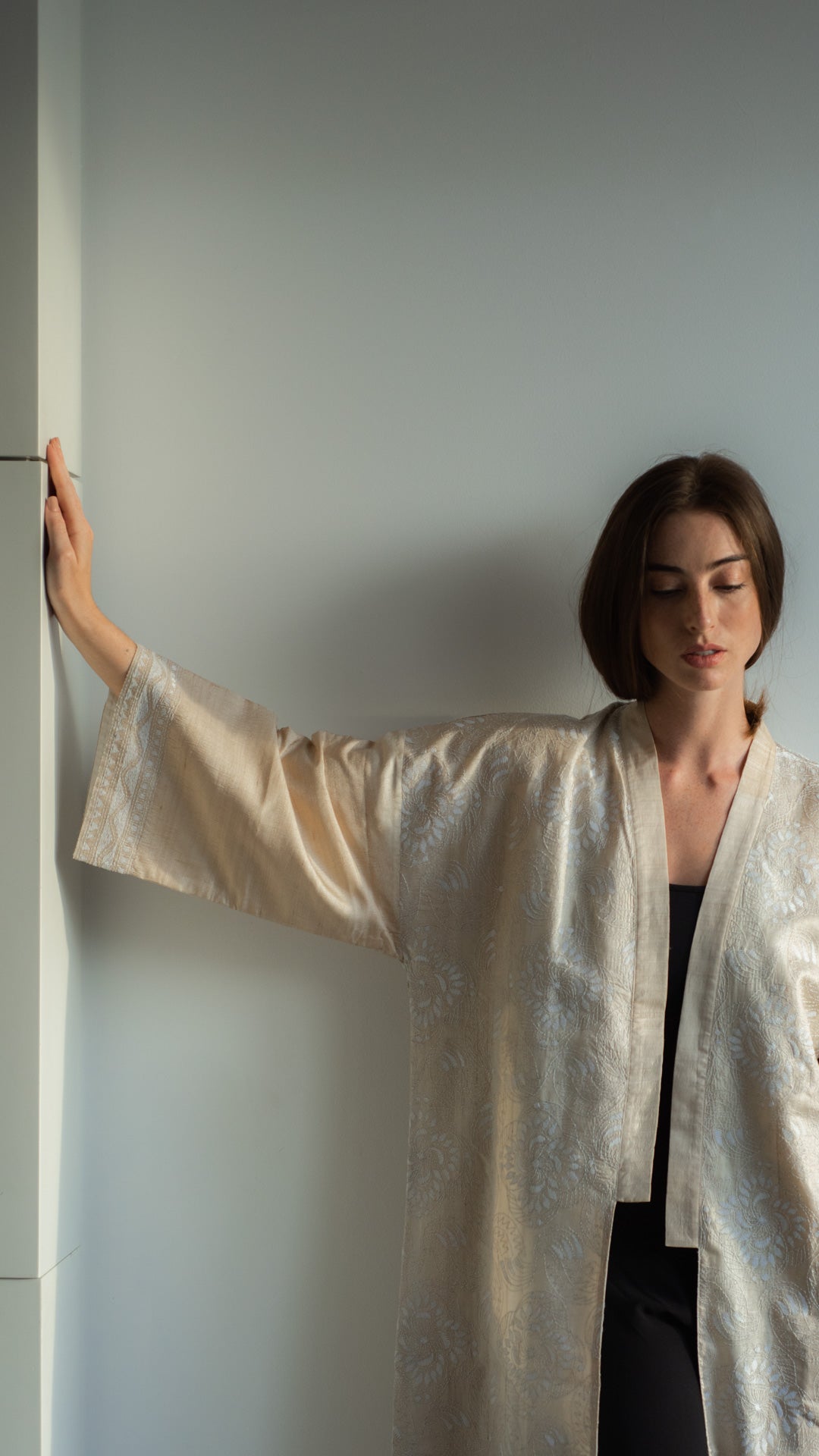Kimono CHIKANKARI seda mugha bordado