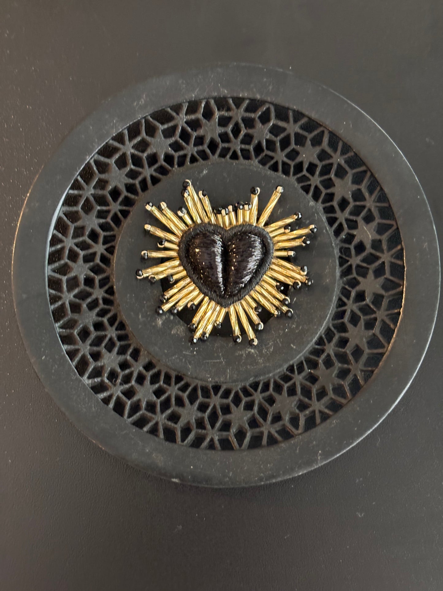 Broche Sparkle Heart preto by Olivia Dar