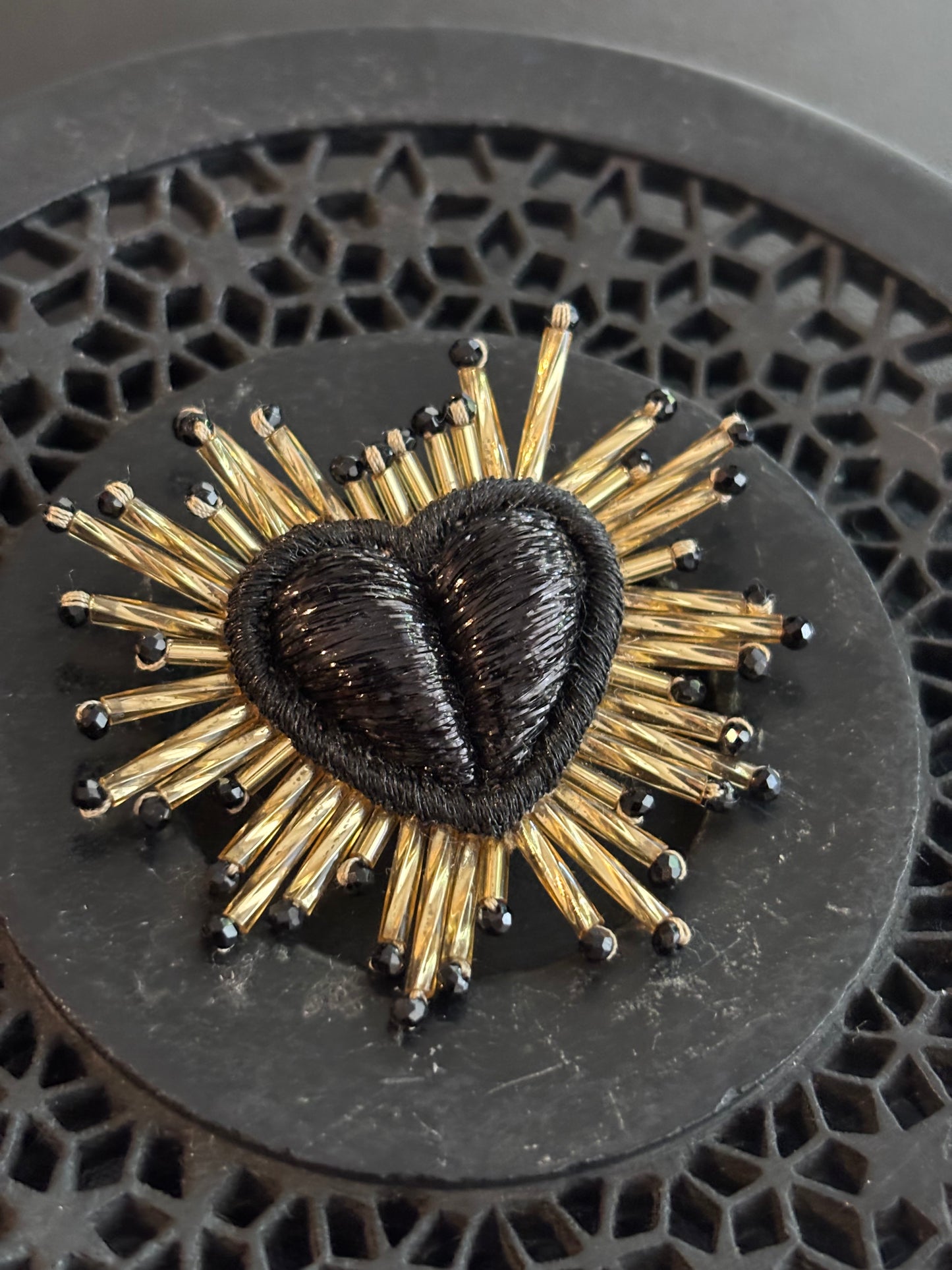 Broche Sparkle Heart preto by Olivia Dar