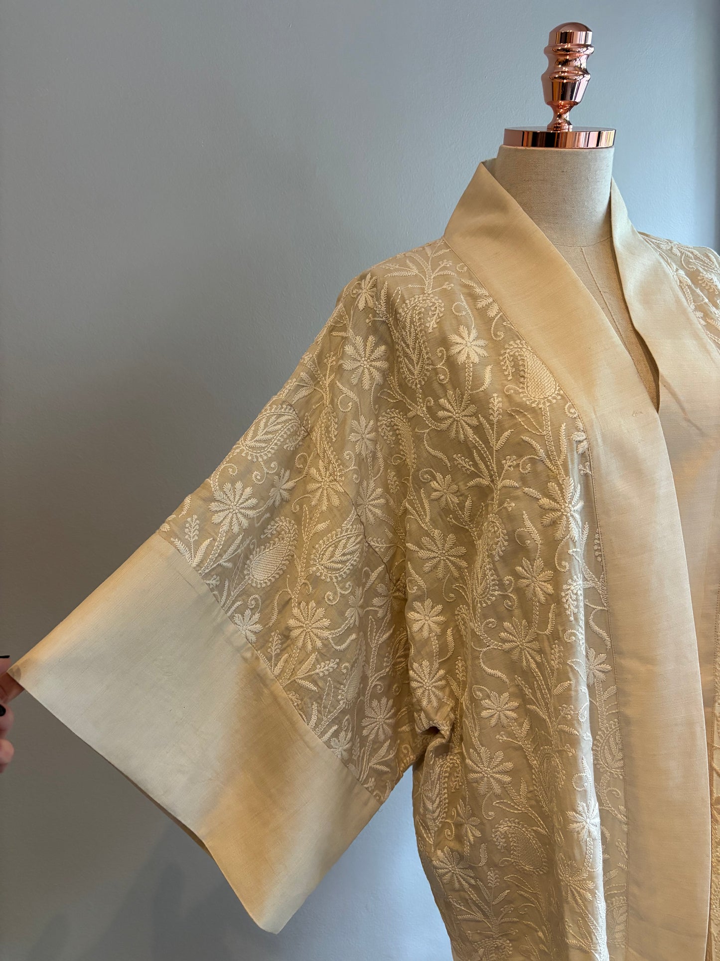 Kimono CHICKANKARI bordado em seda Mugha