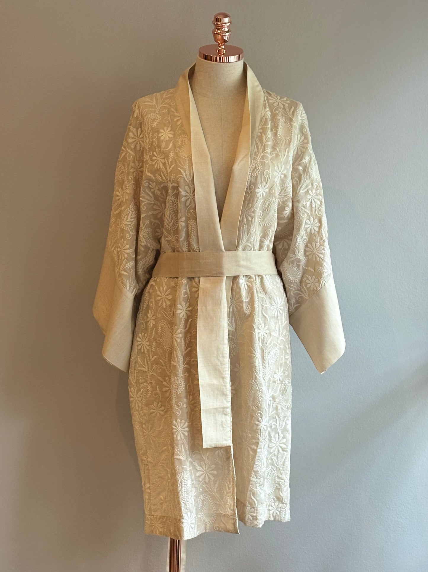 Kimono CHICKANKARI bordado em seda Mugha