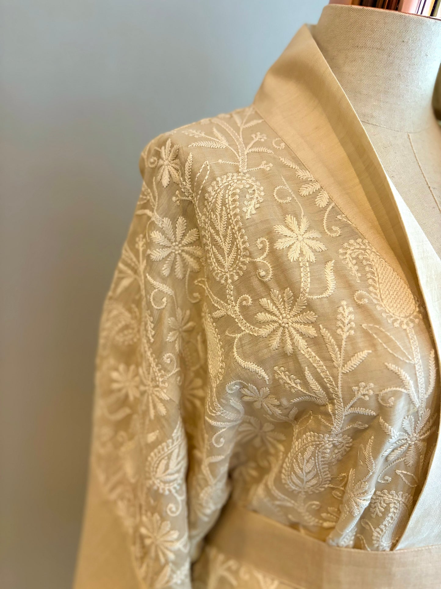 Kimono CHICKANKARI bordado em seda Mugha