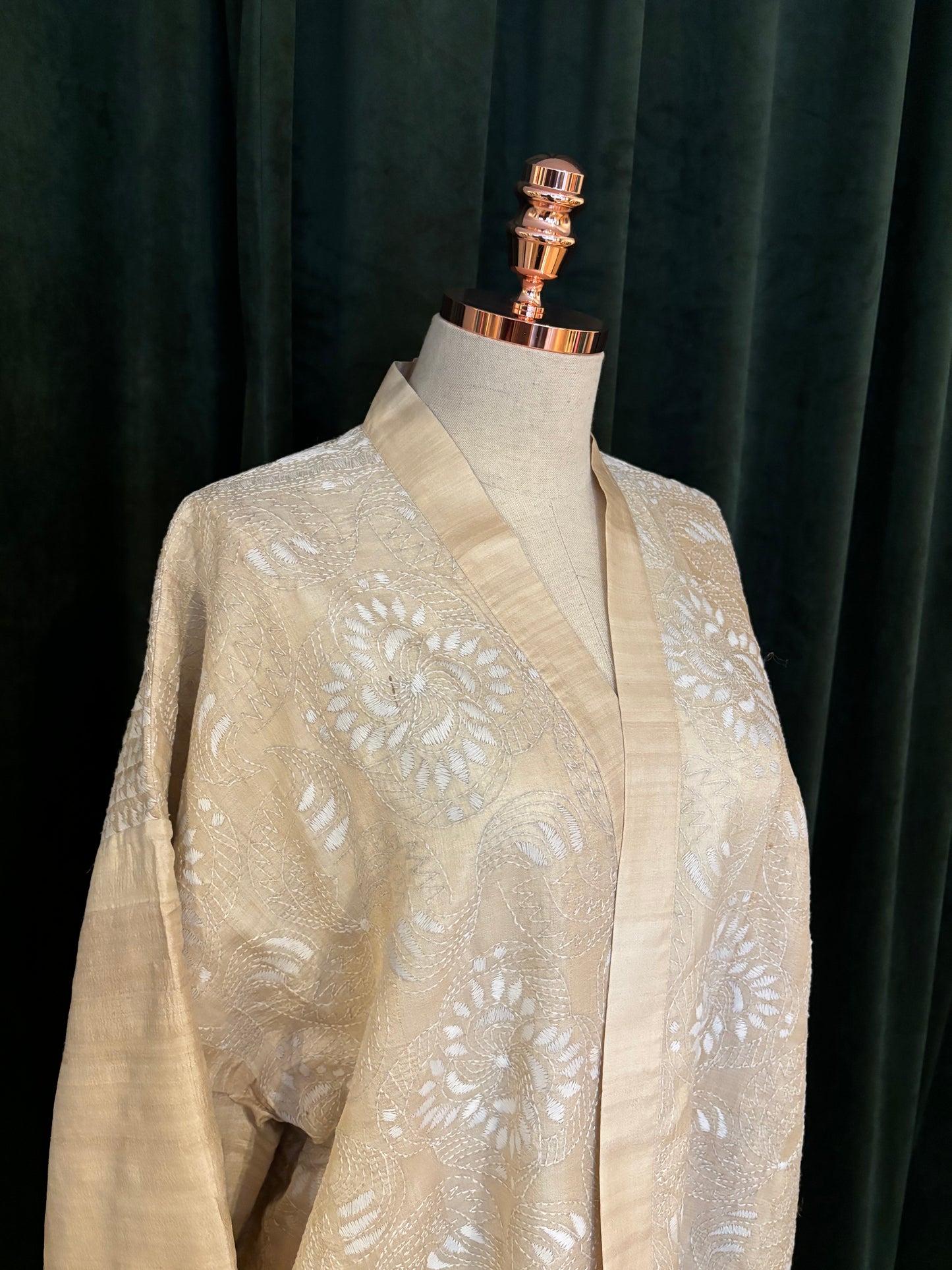 Kimono CHIKANKARI seda mugha bordado