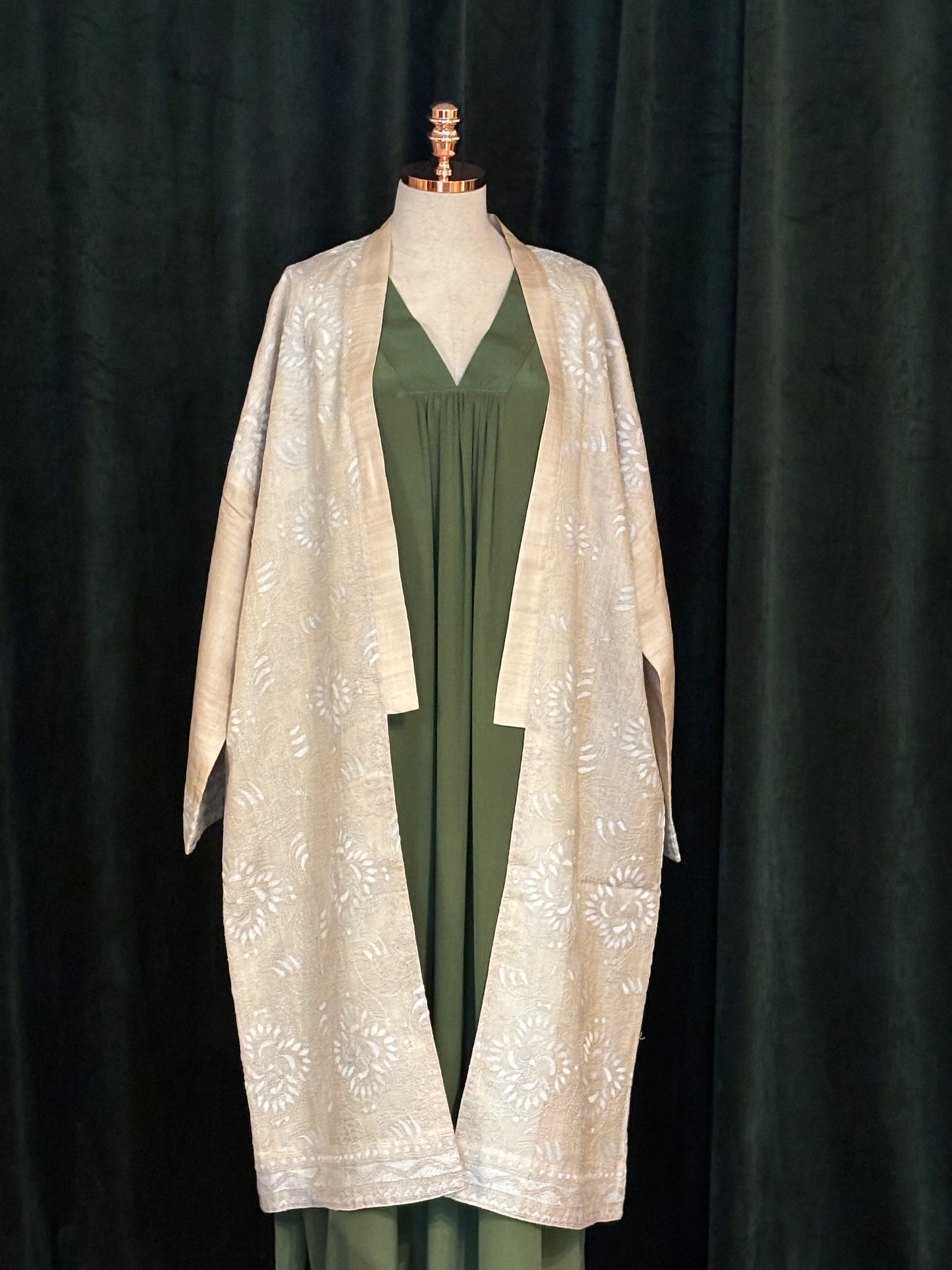 Kimono CHIKANKARI seda mugha bordado