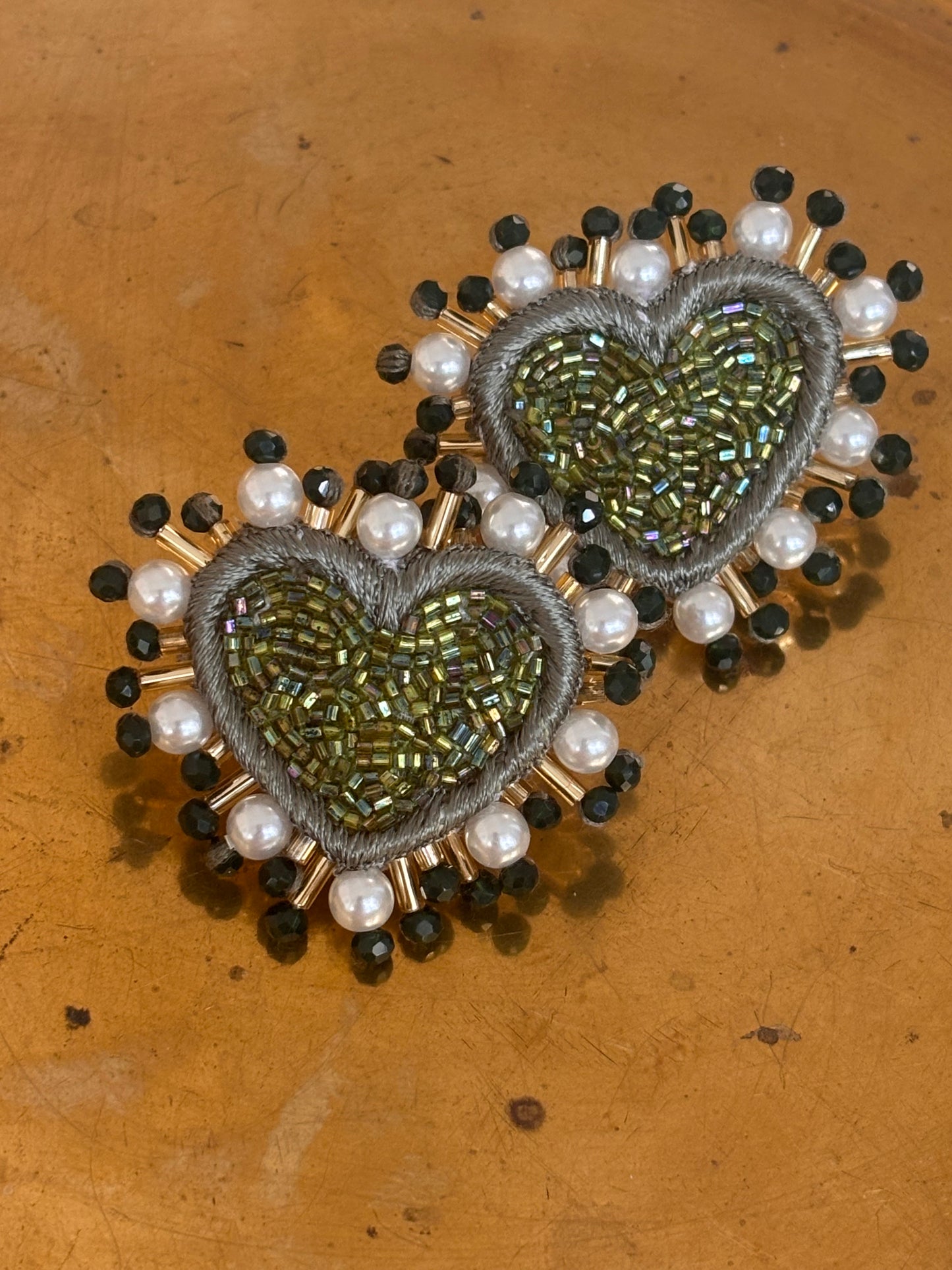 Brinco PEARL HEARTS verde sálvia