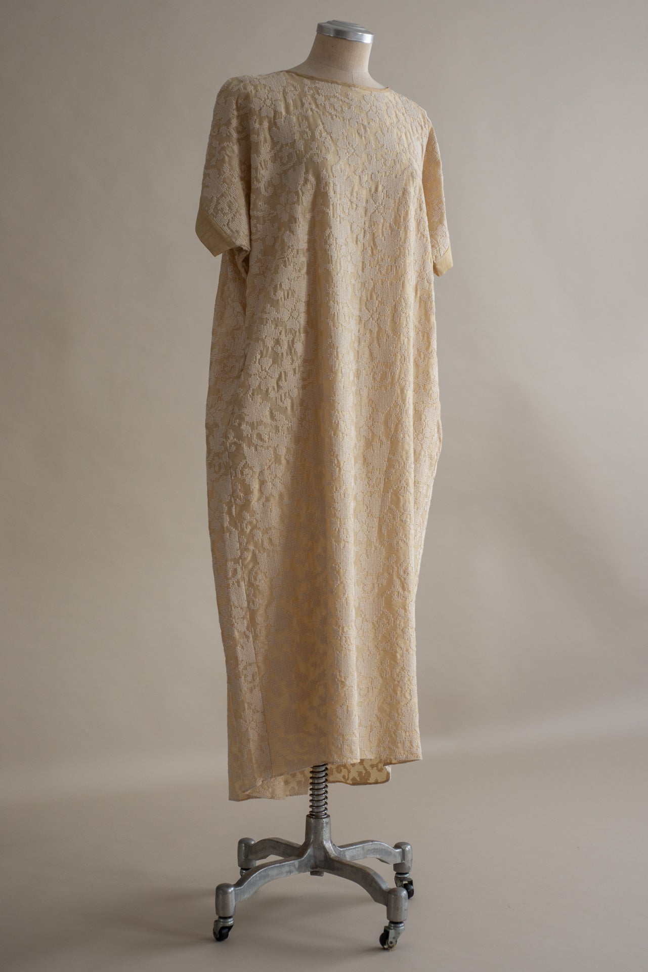 Vestido LA PLAGE seda Mugha bordado Ponto-Cruz