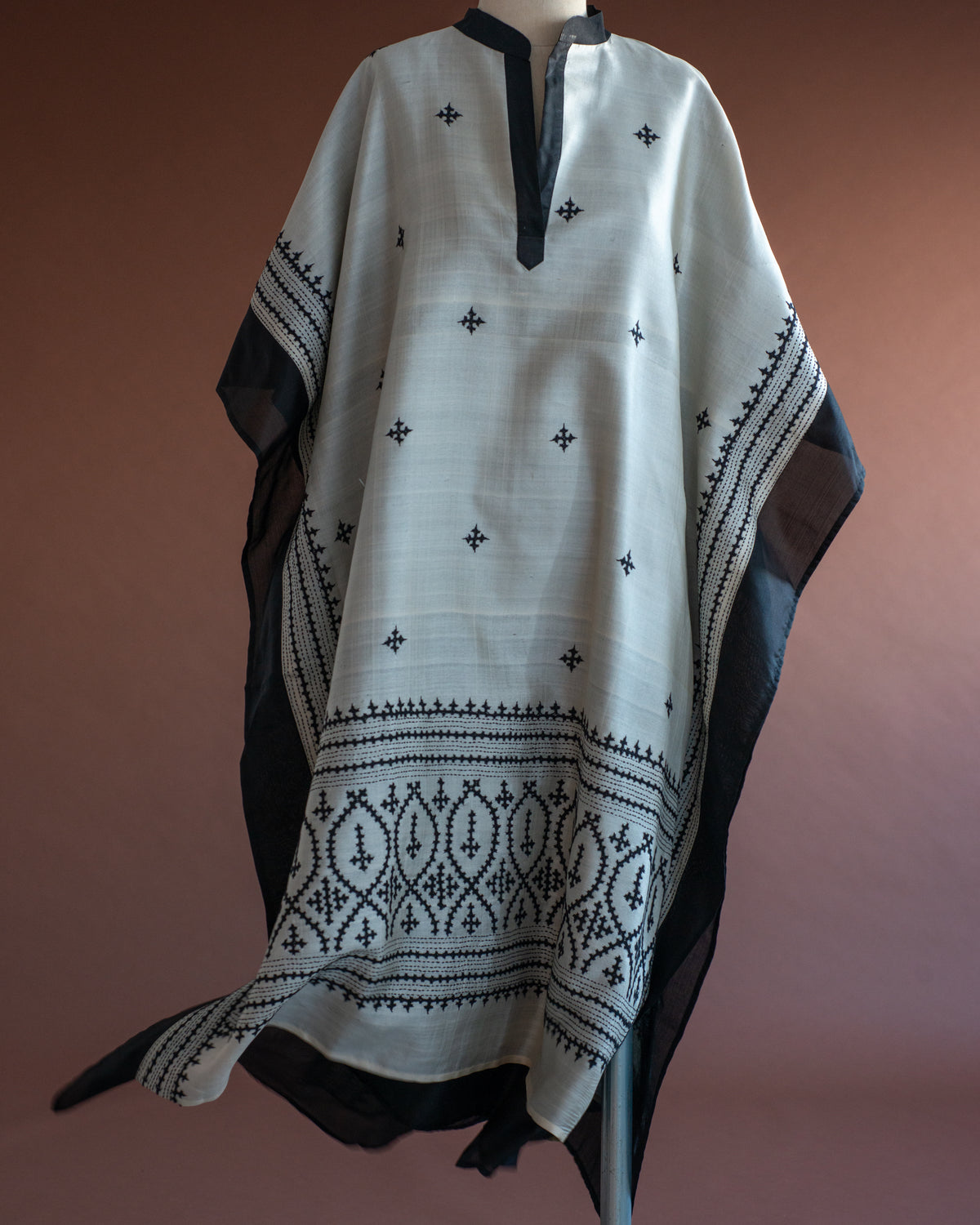 Kaftan SINDH seda bordada preto&branco