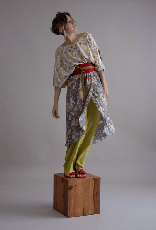 Vestido Amalfi seda floral cinza