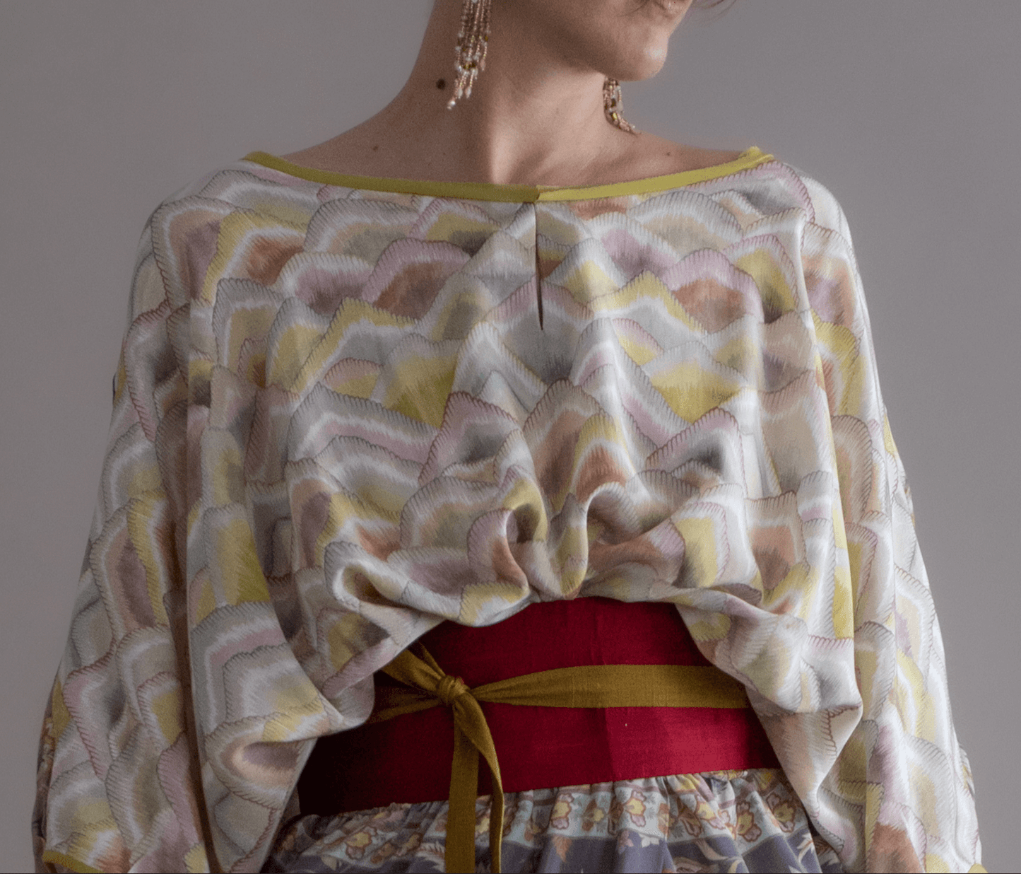 Vestido Amalfi seda floral cinza