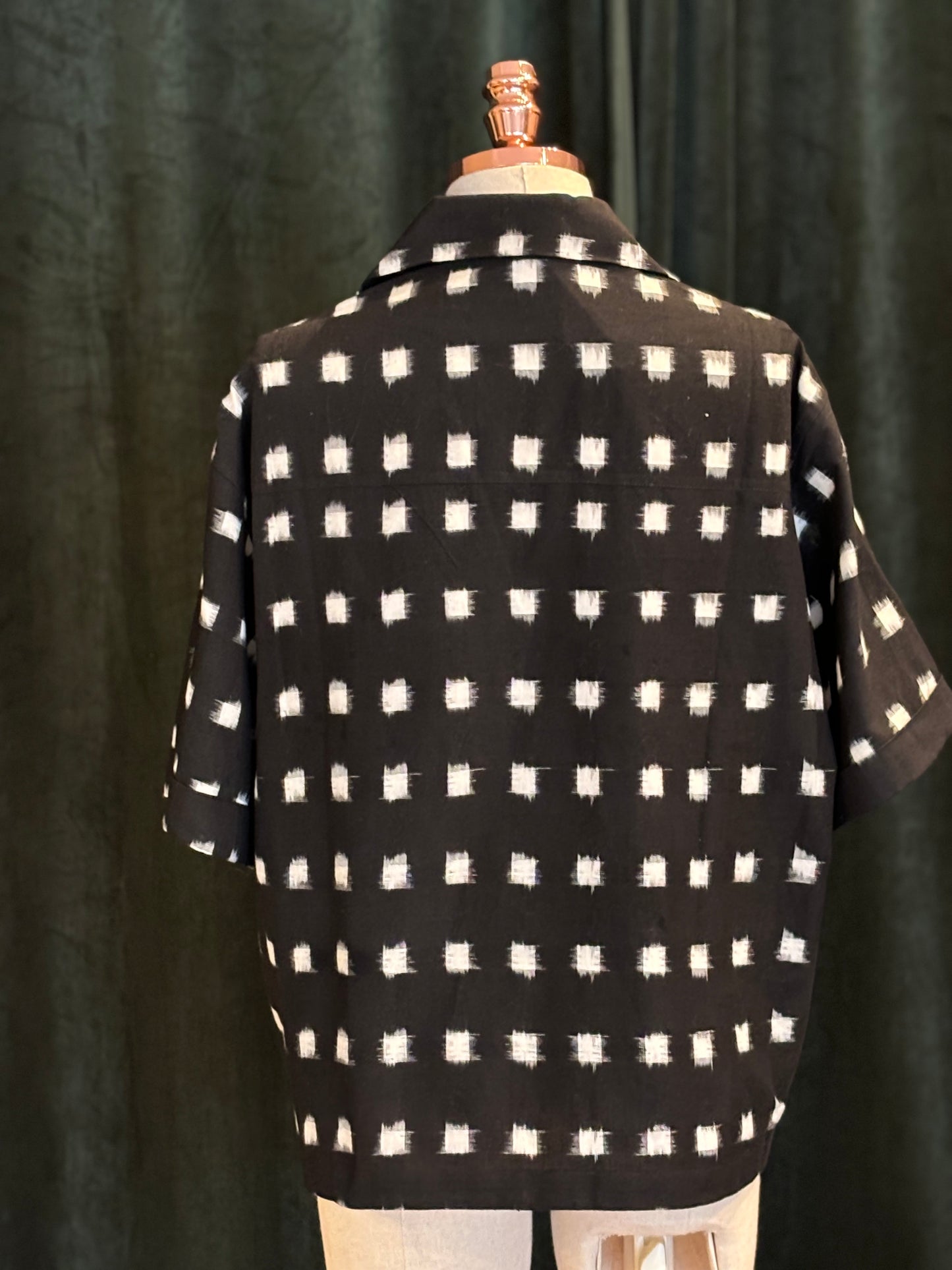 Camisa IKAT Cropped preta