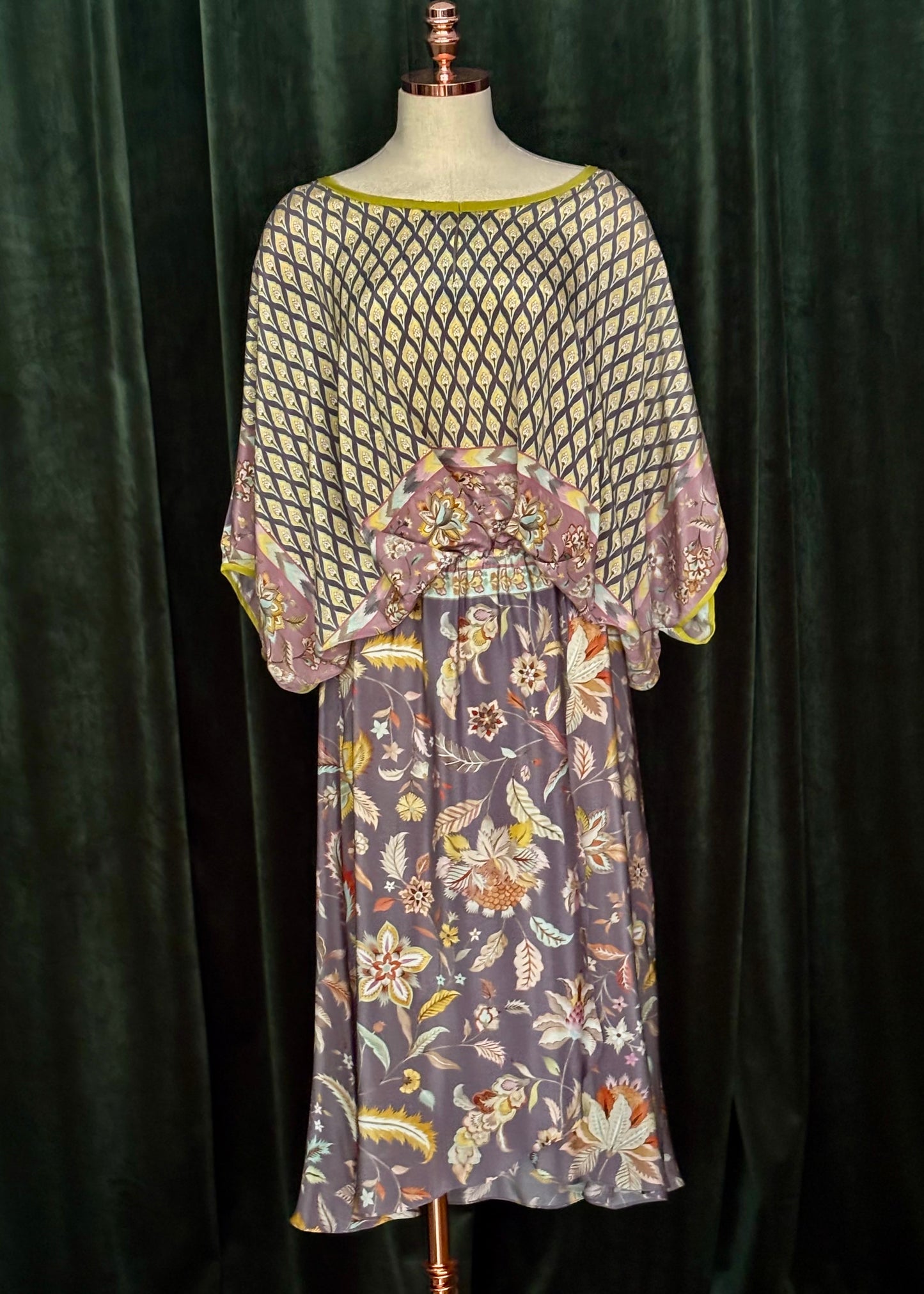 Vestido AMALFI seda floral cinza/pastel