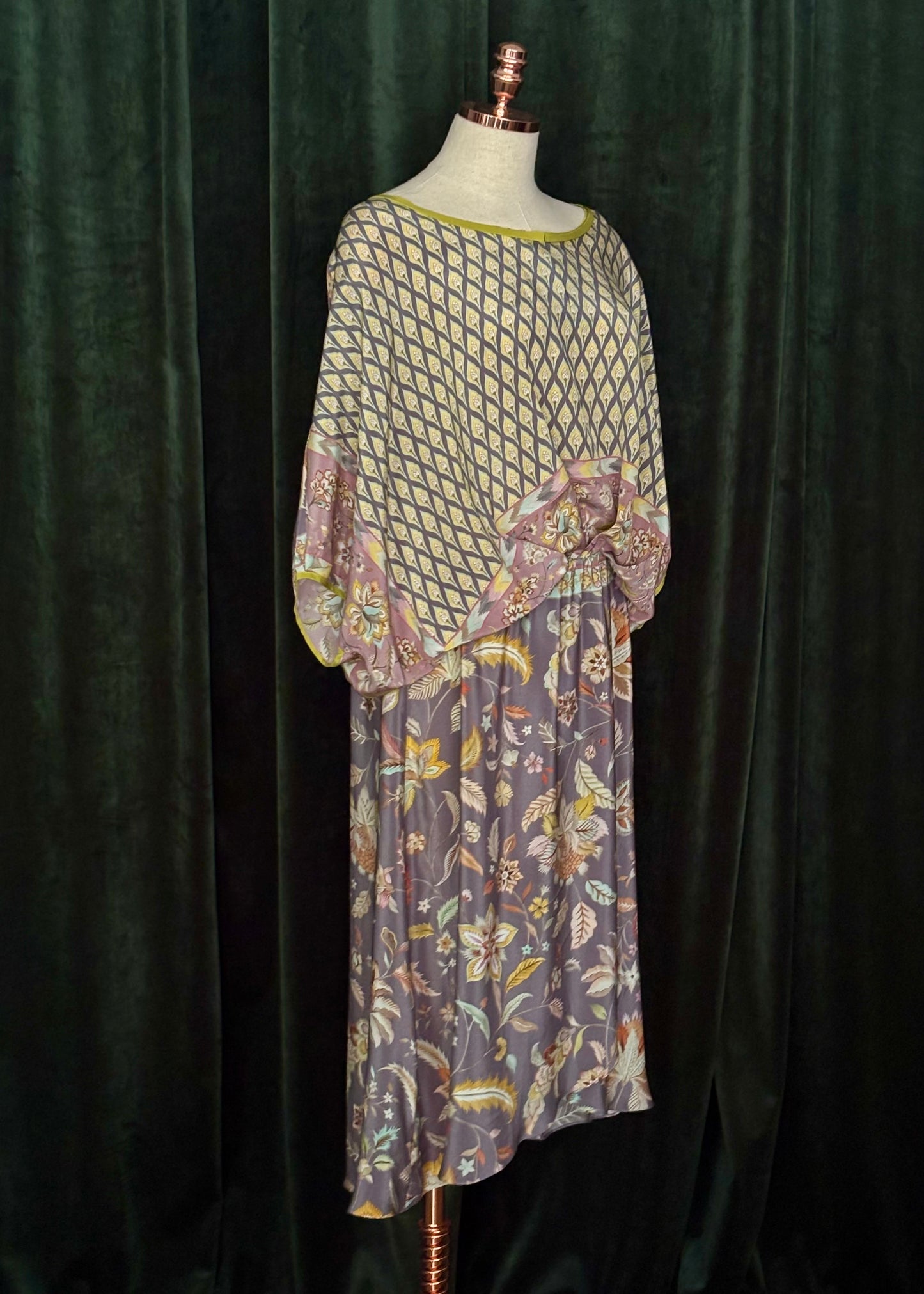 Vestido AMALFI seda floral cinza/pastel