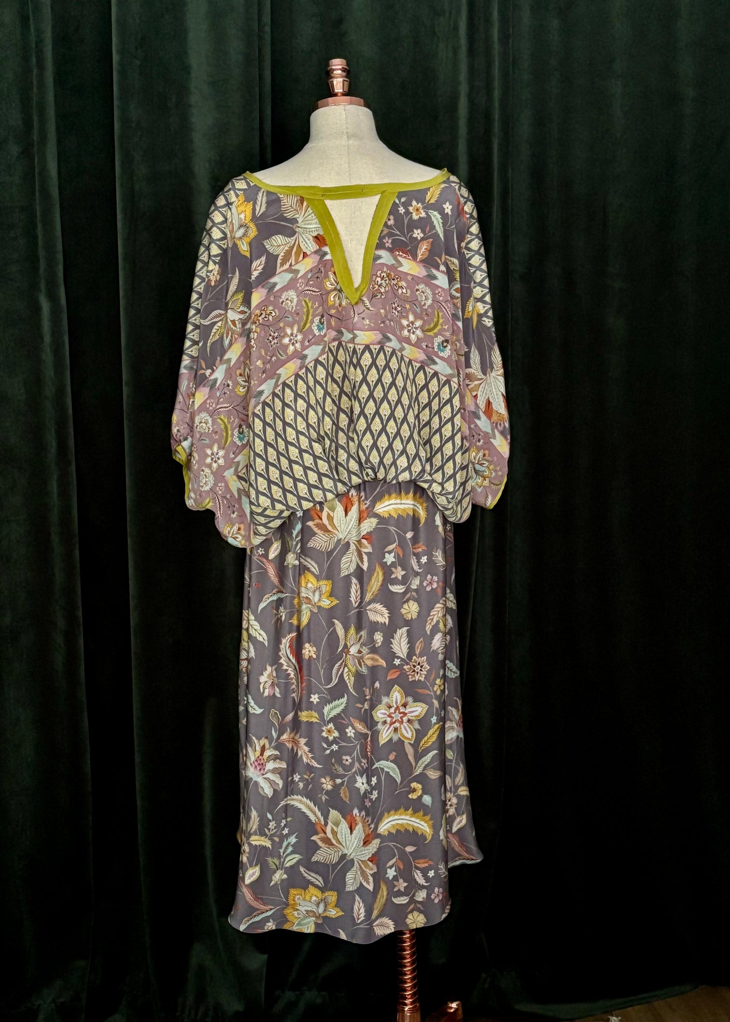 Vestido AMALFI seda floral cinza/pastel