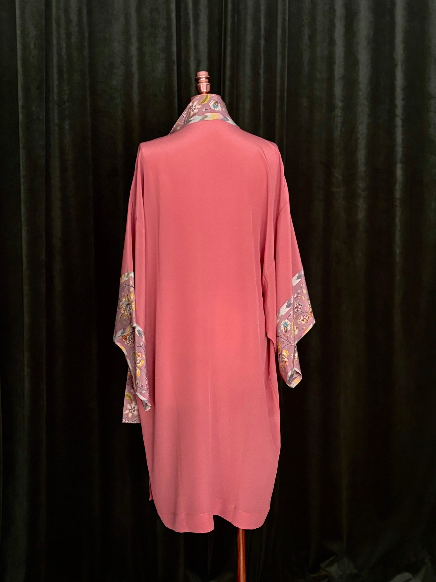 KIMONO SEDA borda floral rosé