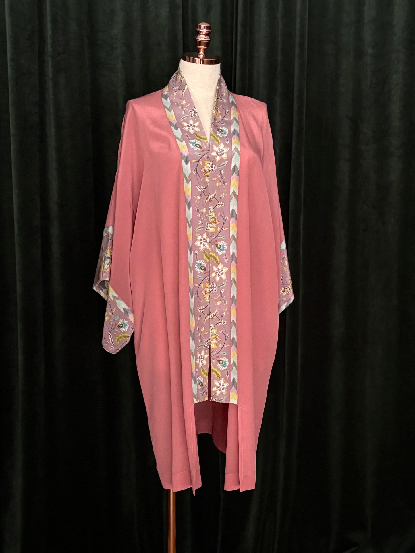 KIMONO SEDA borda floral rosé