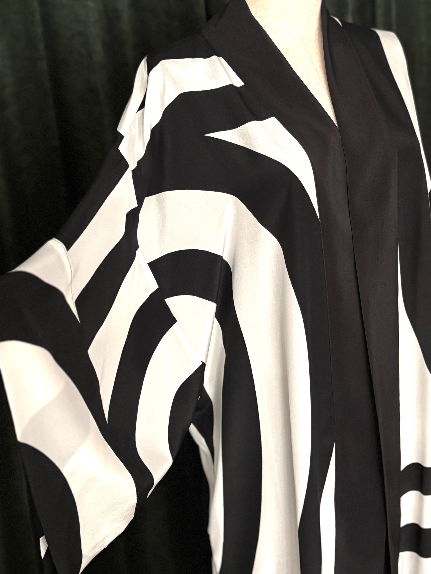 Kimono seda  GEOMÉTRICO preto e vermelho