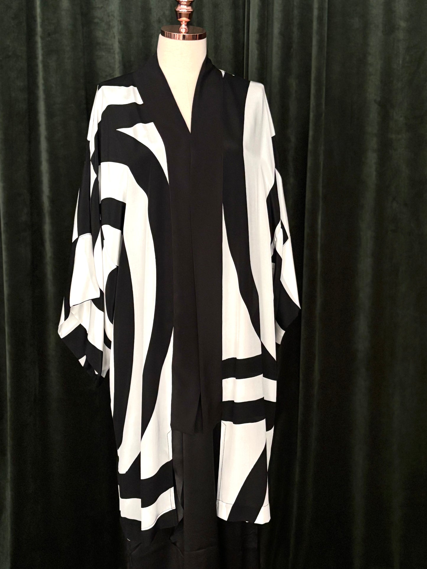 Kimono seda  GEOMÉTRICO preto e vermelho