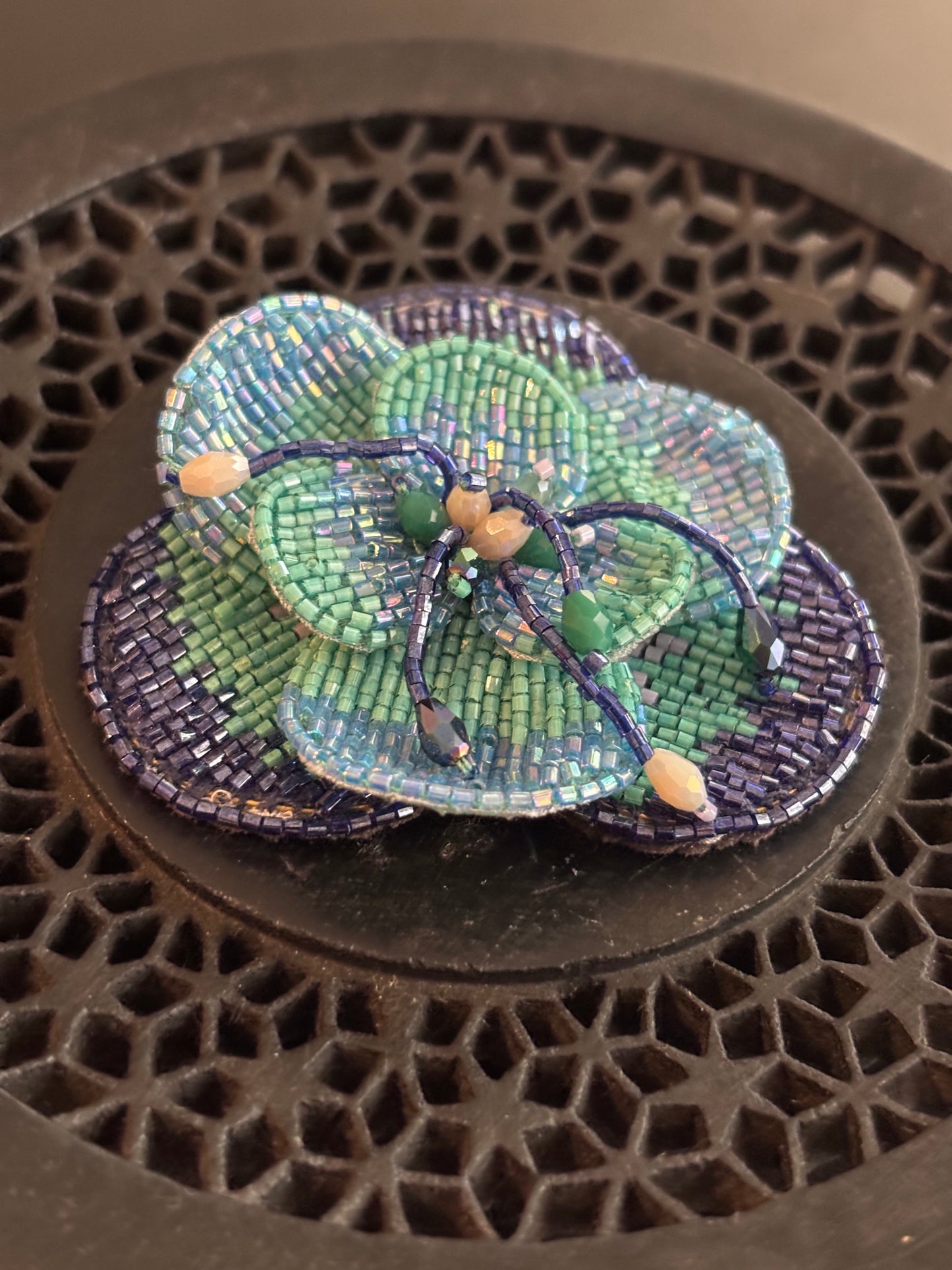 Broche bordado Camélia denin by Olivia Dar