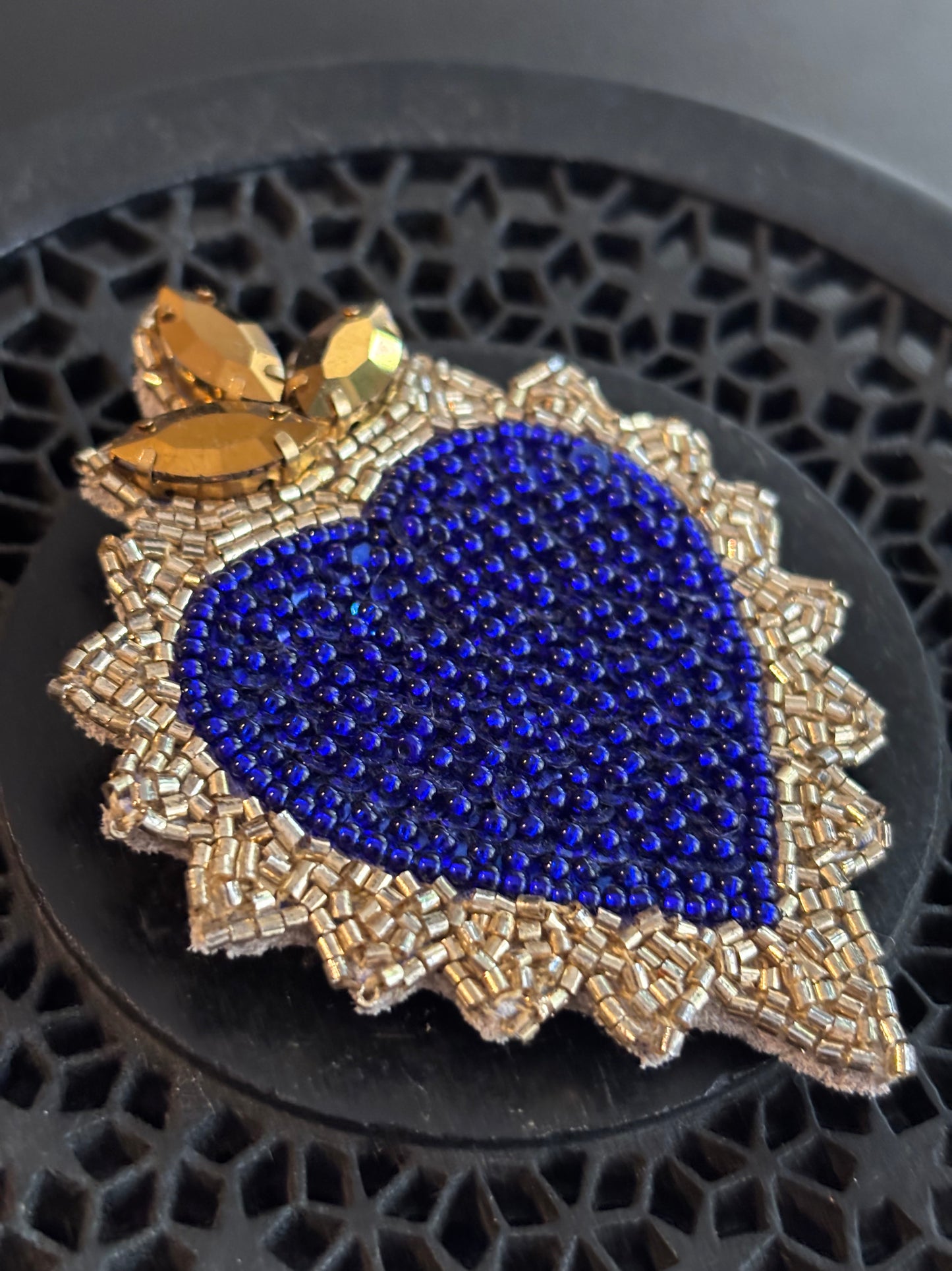 Broche Bordado Sacred Heart by Olivia Dar