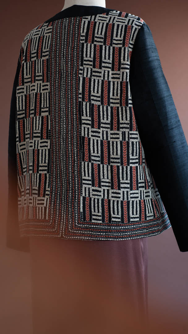 JAQUETA SARRAH bordado kantha geométrico preto