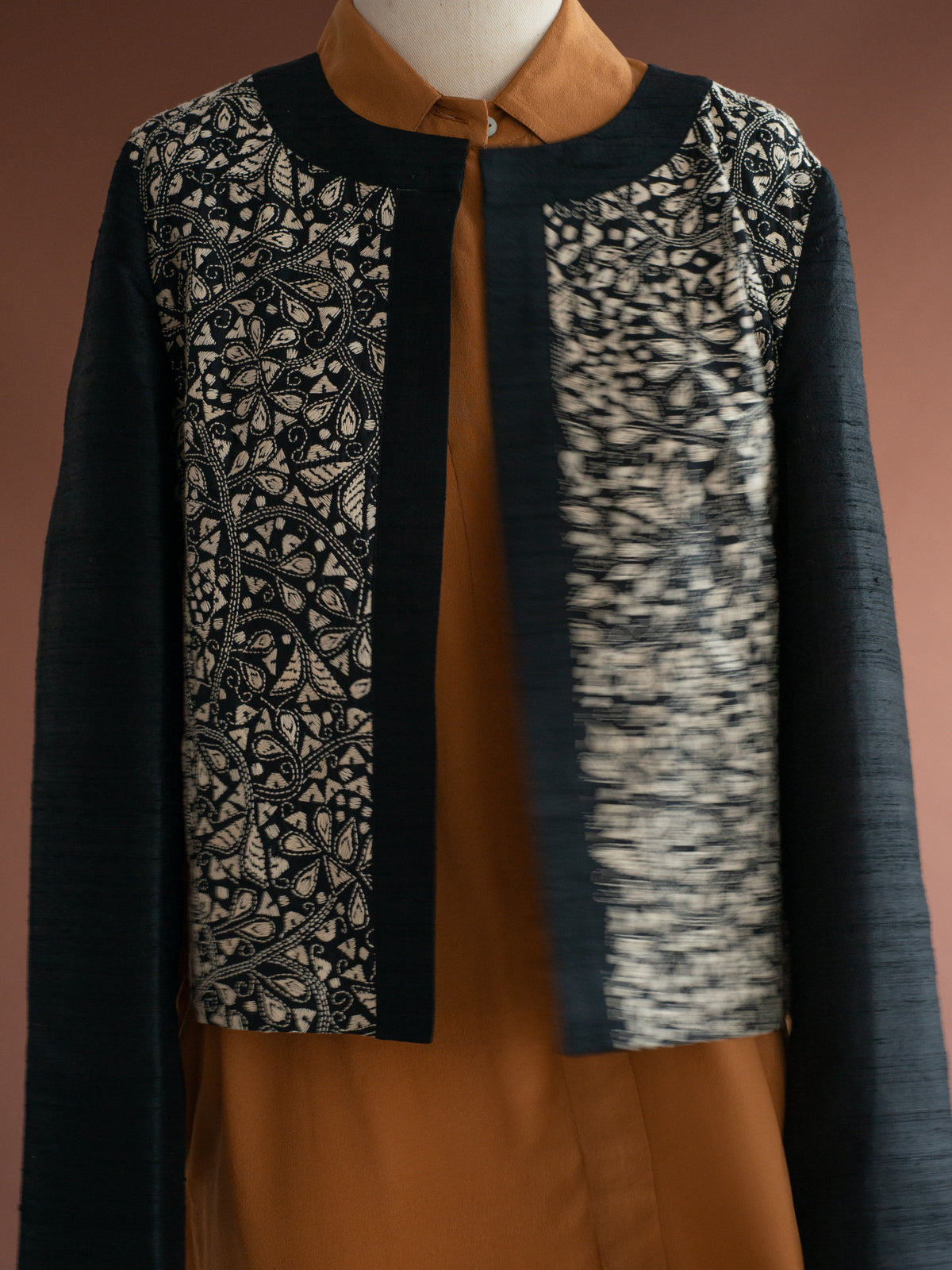 Jaqueta SARRAH bordado kantha floral preta